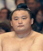 (2)Yokozuna Takanohana quits sumo